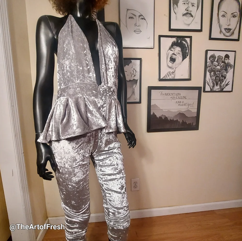 Elegant Silver Gray Velvet Jumpsuit with Halter Neckline - Picture 4 of 15